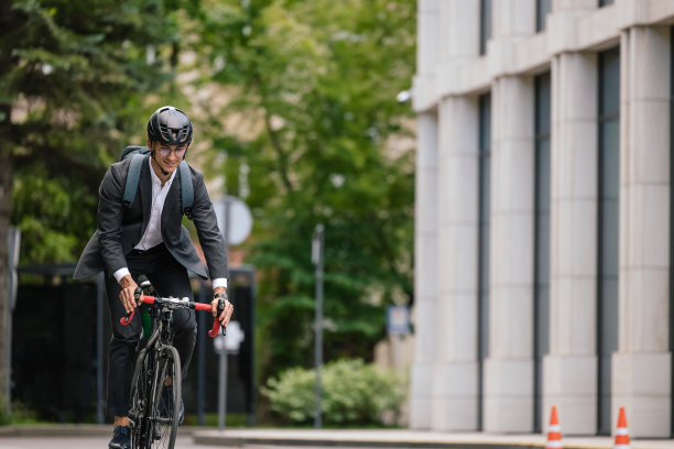 年轻的经理骑着电动滑板车上班图片下载