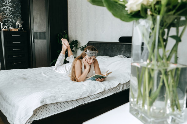 自我照顾，心理健康，心理健康，平静，哀悼，开始新的一天。没有压力，健康的习惯，概念。穿着睡衣做晨间例行公事的年轻女子图片下载