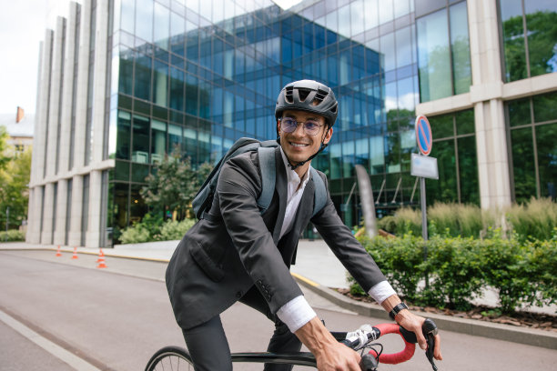 骑自行车的年轻人看起来自信而满足图片下载
