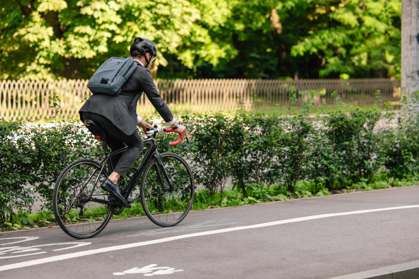 年轻的经理骑自行车上下班图片下载