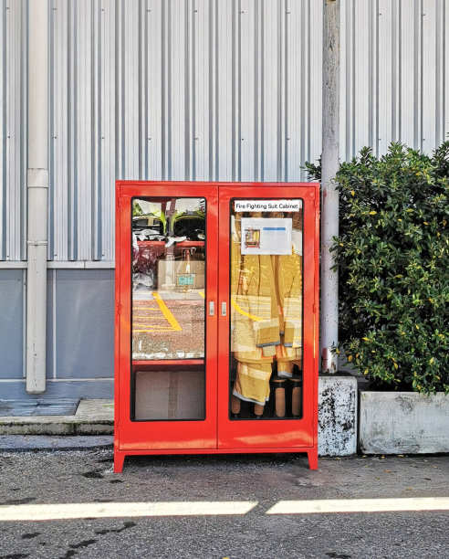 装有设备和消防服的消防服柜图片下载