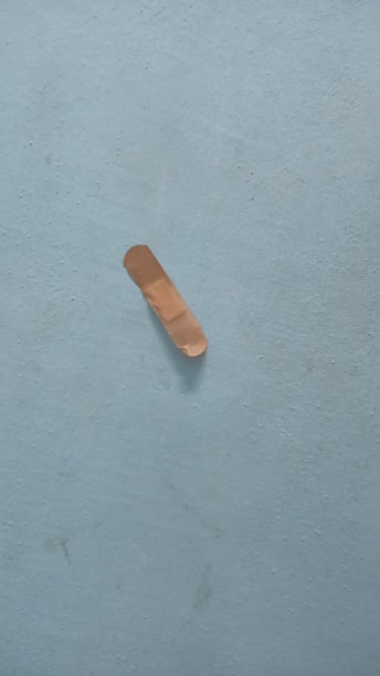 用方便的膏药贴在墙上图片下载