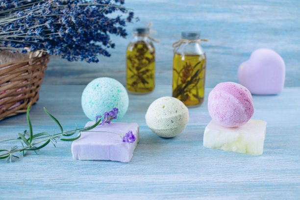 薰衣草香皂，香水，泡沫炸弹和新鲜的薰衣草花图片下载