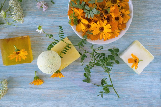 肥皂与金盏花，鲜花和有用的植物，在木制背景图片下载