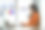 迷人的年轻时尚女子在橙色夹克工作与颜色样品图表在办公室。图片下载