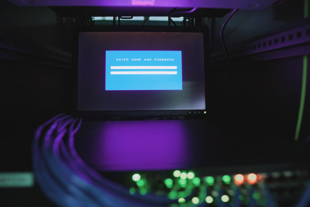 登录认证，数据中心机房计算机屏幕上的用户名和密码。图片下载