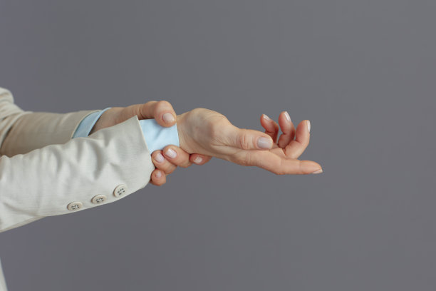 穿着轻便西装的时尚女企业主图片下载