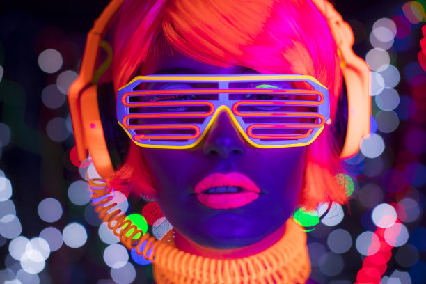 穿着发光紫外线服装跳舞的女性图片下载