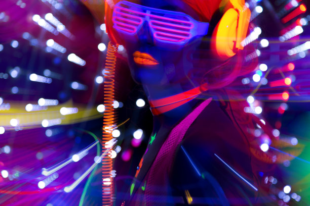 穿着发光紫外线服装跳舞的女性图片下载