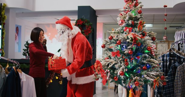 圣诞老人零售工人拿着抽奖图片下载