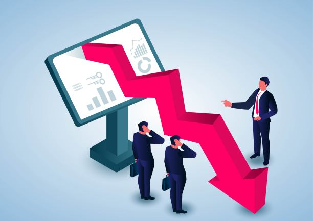 经理指着电脑屏幕上下降的箭头训斥员工，项目业绩下降，利润减少图片下载