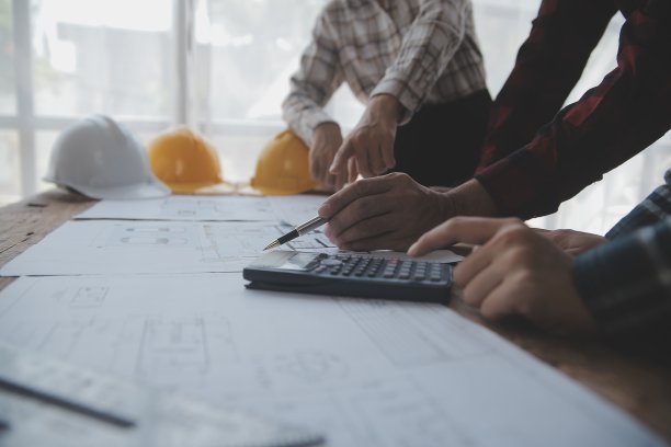 工程师团队会议，绘制项目蓝图会议，与合作伙伴一起在工作现场建立模型和工程工具，施工和结构概念。图片下载