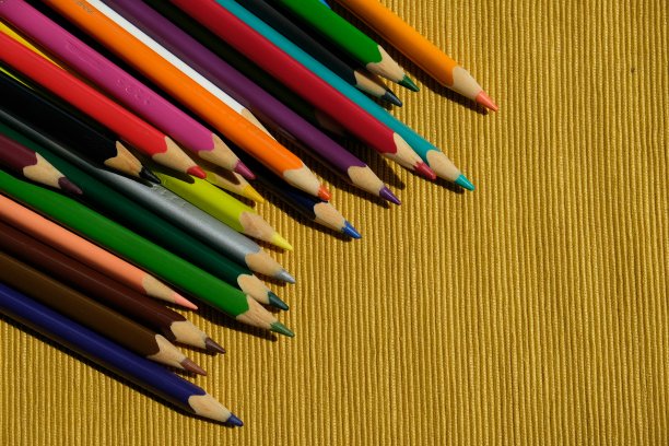 黄色布料上的彩色铅笔图片下载