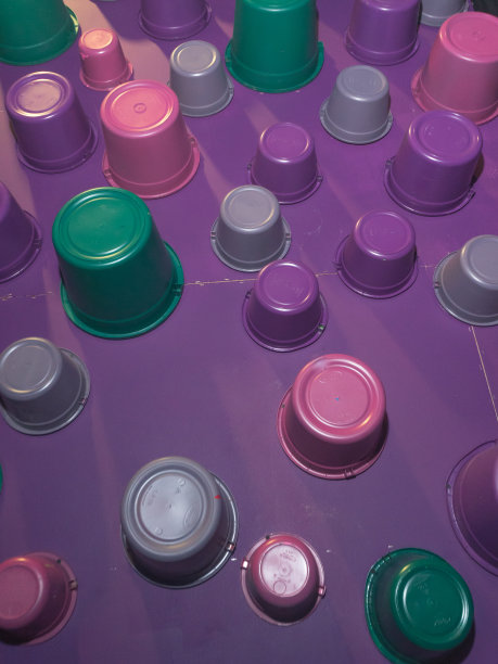 彩色塑料桶挂在球杆上安装，颜色为紫、灰、绿、粉图片下载