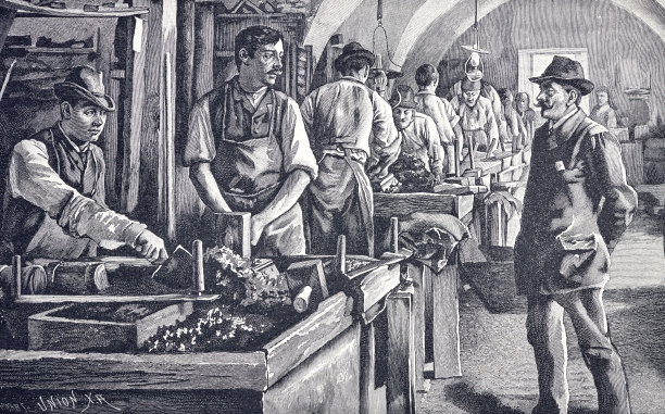 加工大理石马赛克板的工人图片下载