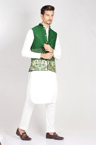 男模穿着东方式的马甲摆姿势图片下载