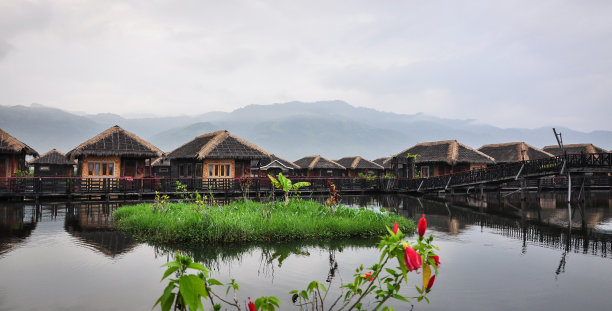 湖上豪华度假胜地的木制小屋图片下载