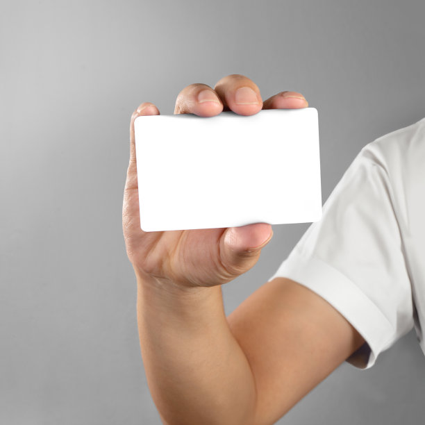 手持空白名片孤立在灰色背景图片下载
