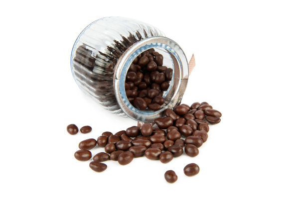 巧克力糖浆在一个透明的玻璃罐隔离在白色。图片下载