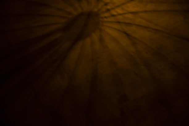 暖暗黄的光线从室内的壁灯上与家具反射，模糊的背景抽象出概念图片下载