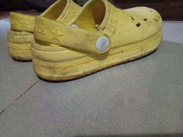 照片的对象是儿童的凉鞋图片下载