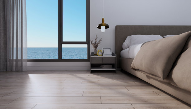 房子、公寓、酒店、度假村的卧室装饰着木地板和窗帘，从阳台上望出去，可以看到附近的大海和天空，是放松身心或度假的好地方。3 d渲染。图片下载