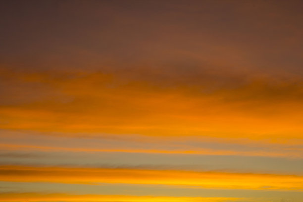 在美丽的黄昏中，天空是一条黄橙色和五颜六色的水平线，在乡村中是宁静、温暖和浪漫的，非常美丽。图片下载