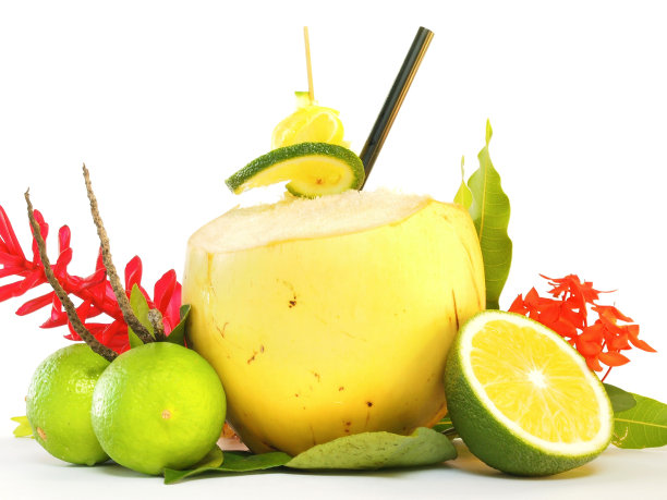 椰子鸡尾酒在白色背景-孤立图片下载