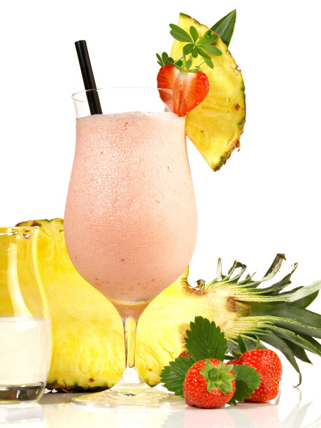 草莓可乐达鸡尾酒在白色背景-孤立图片下载