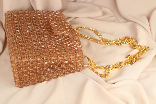 手工水貂头包在奶油织物。图片下载