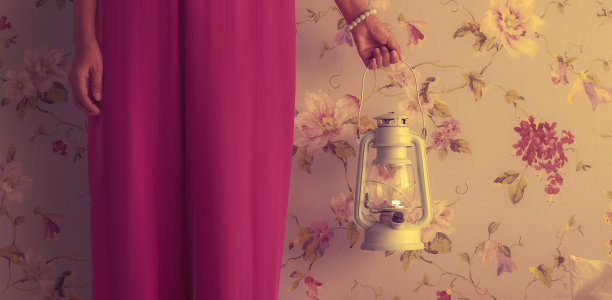 女人在粉红色的衣服拿着古董灯笼在房间里花藤蔓壁纸。复古风格。图片下载