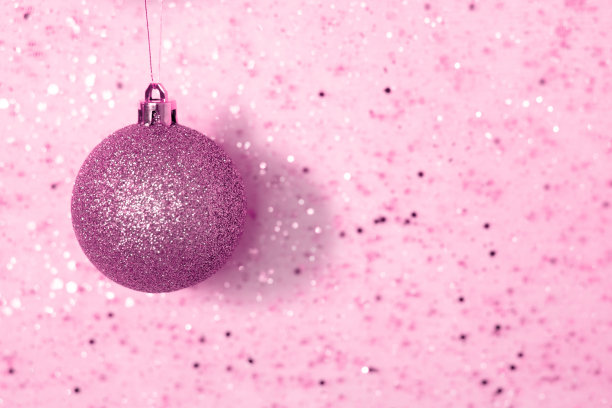 球玩具圣诞树粉红色圣诞上闪亮与copyspace图片下载