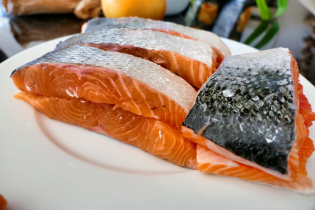 切新鲜鲑鱼的鱼片图片下载