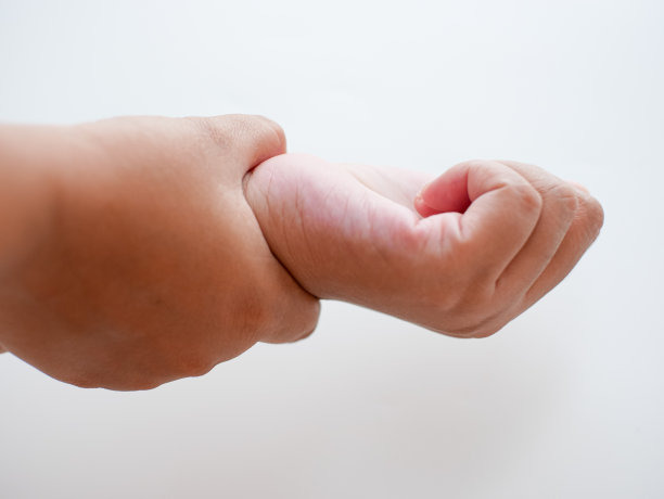 近距离的女人握着她的手腕，有办公室综合症的症状。医疗保健理念图片下载