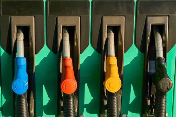 加油站的加油枪唤醒了一辆车。图片下载