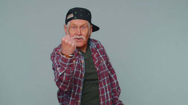 有攻击性的愤怒的男子试图在镜头前打架，挥舞拳头，拳打脚踢，惩罚图片下载