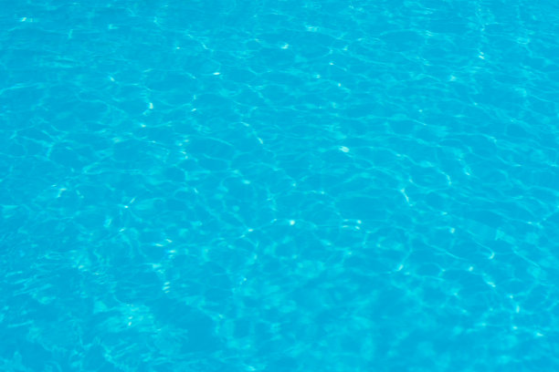 水面在阳光下，波浪，飞溅，水眩光。自然自然的抽象背景。美丽的色彩背景。图片下载