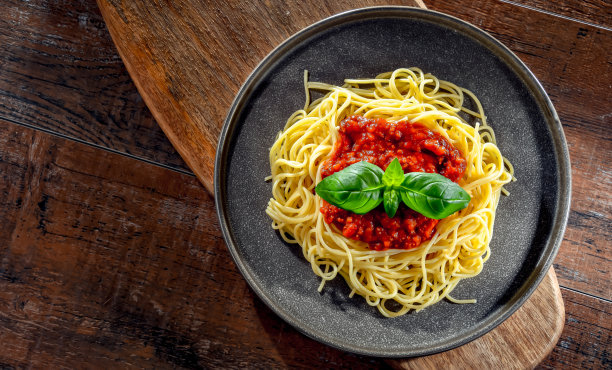 搭配一盘意大利肉酱面图片下载