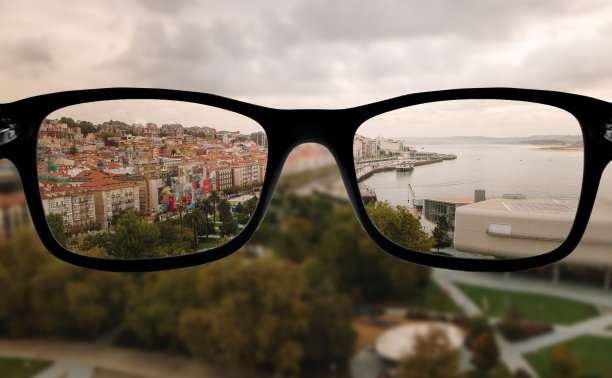 聚焦城市的眼镜图片下载