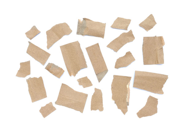 再生纸工艺贴在白色背景上。白纸上撕破的套纸，牛皮纸撕破或撕破的纸片孤立在白底上。图片下载