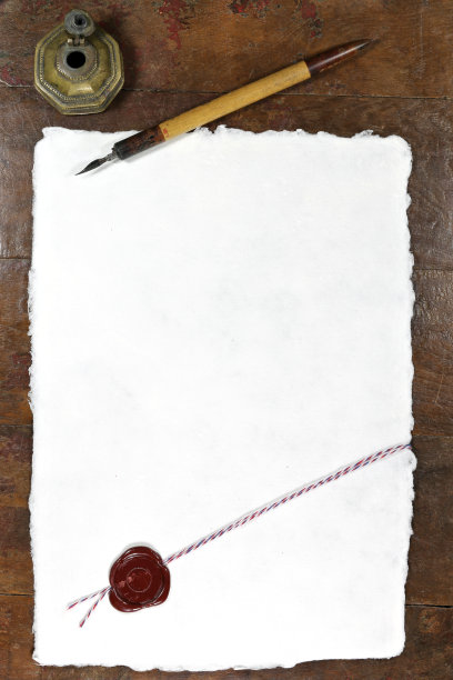 手工纸，蜡封，蘸笔和墨水在木桌上图片下载
