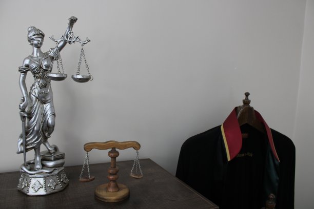 木制的正义天平，象征正义和法律。背景是律师长袍图片下载