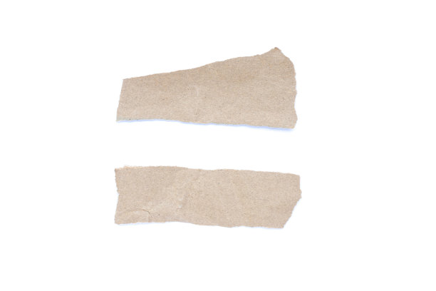再生纸工艺贴在白色背景上。白纸上撕破的套纸，牛皮纸撕破或撕破的纸片孤立在白底上。图片下载