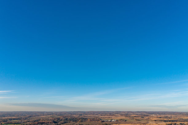 加拿大伍德布里奇，秋天早晨的天空图片下载