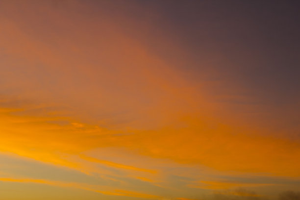 在美丽的黄昏中，天空是一条黄橙色和五颜六色的水平线，在乡村中是宁静、温暖和浪漫的，非常美丽。图片下载