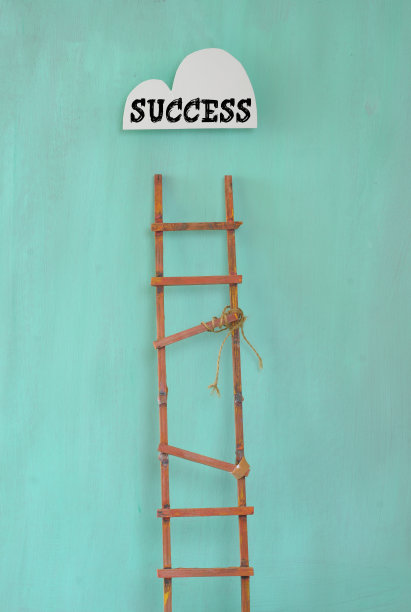 商业挑战和成功的概念与受损的梯子。象征勤劳、努力、雄心、动力和艰巨任务的概念。图片下载