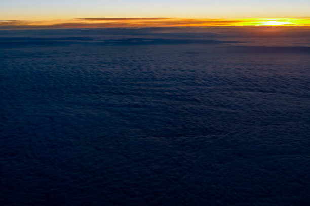 从空中的飞机上看到的美丽的云图图片下载