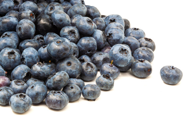 白色背景上的一把蓝莓。水平图片下载