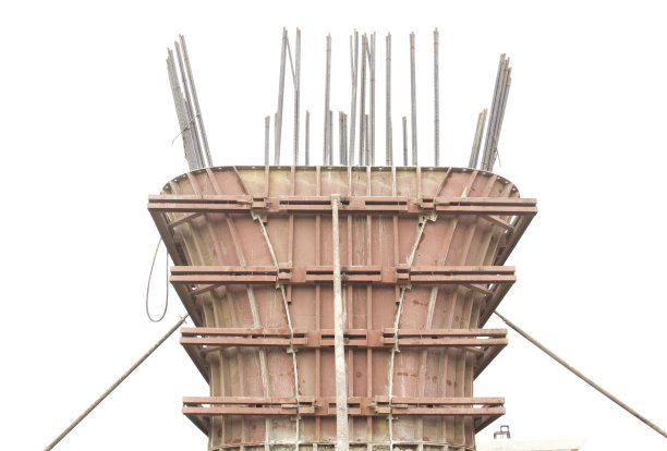 施工和浇筑混凝土桩，以支持泰国农村高速公路桥梁的重量，在一个单独的白色背景。图片下载