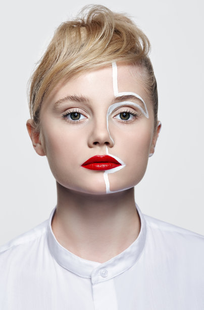 美丽时尚的年轻女子肖像。女性用一种不同寻常的创意彩妆面部。图片下载